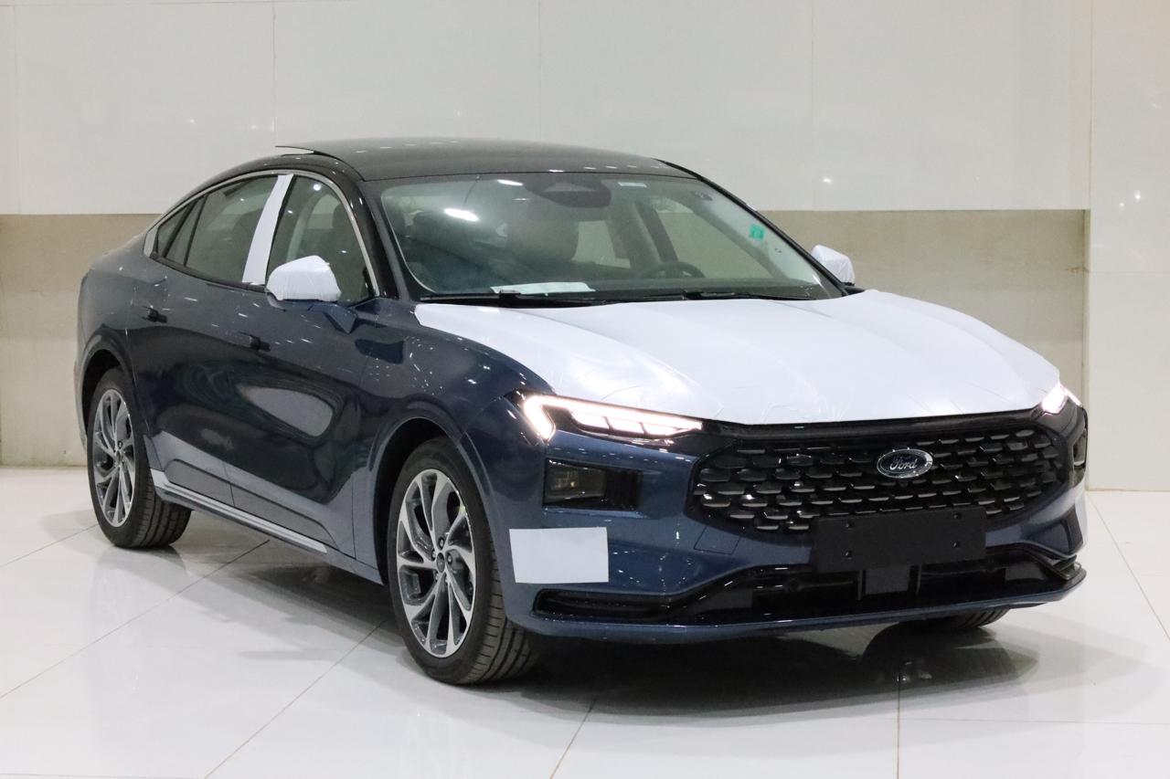 فورد تورس تيتانيوم 2025